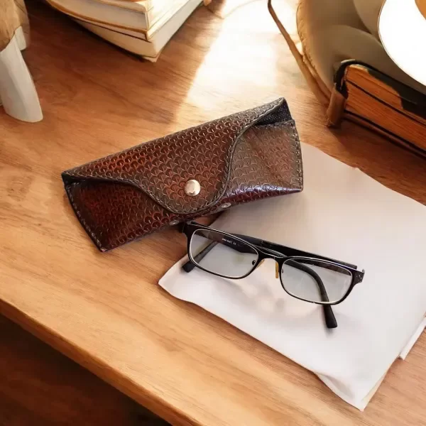 Producto - Estuche de cuero cincelado para lentes