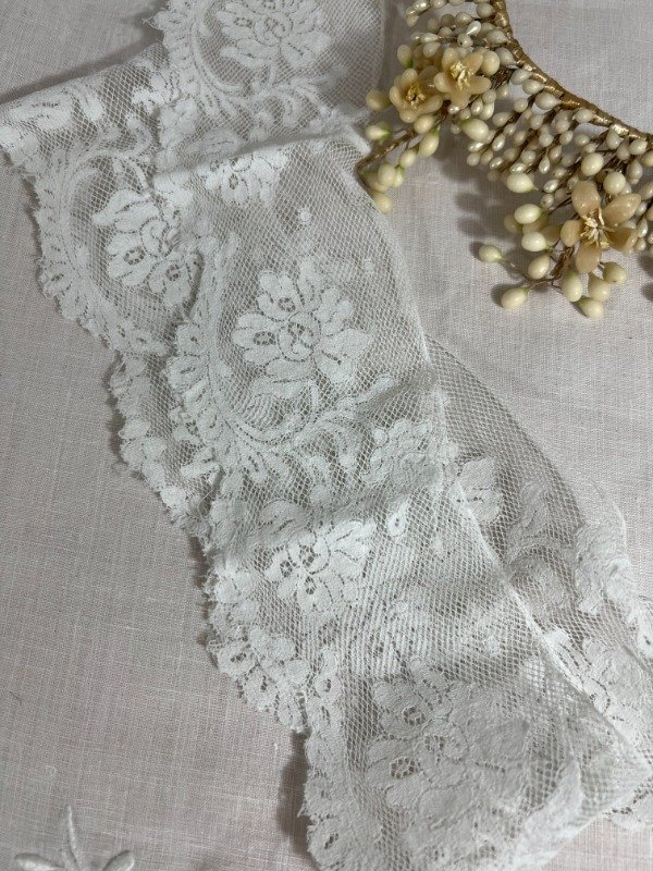 Producto - Puntilla blanca con delicado motivo floral