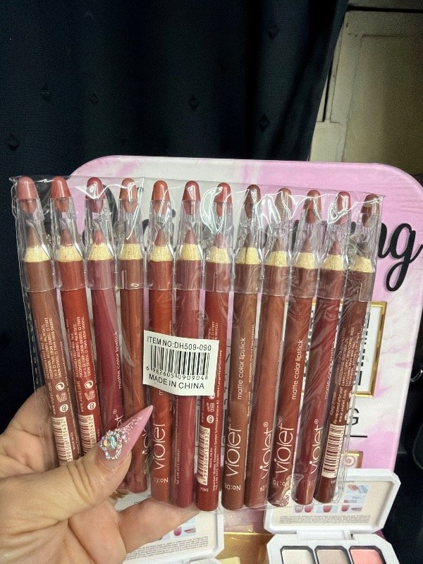 Producto - Delineador labial con sacapuntas colores surtidos sin eleccion