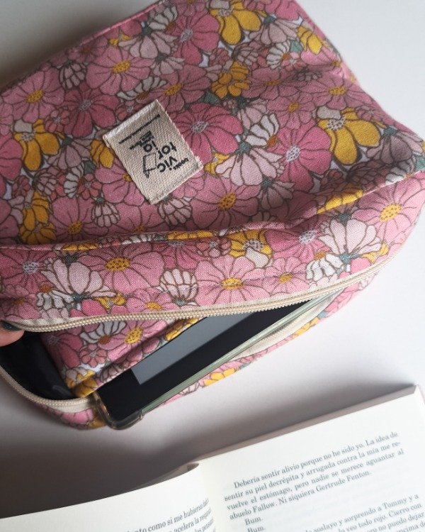 Producto - Neceser Porta Libros Pink flowers IMPERMEABLE