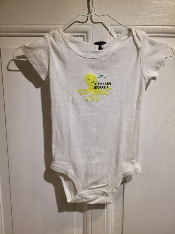 Producto - Body CARTER'S blanco logo pulpo Talle 18 meses - PRECIO: 5X