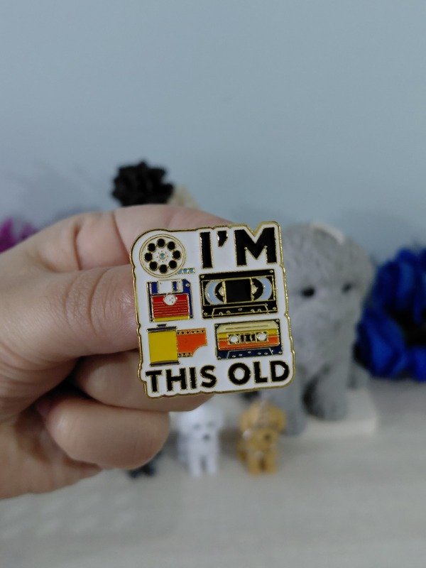Producto - Pin metalizado - I'm this old #2493