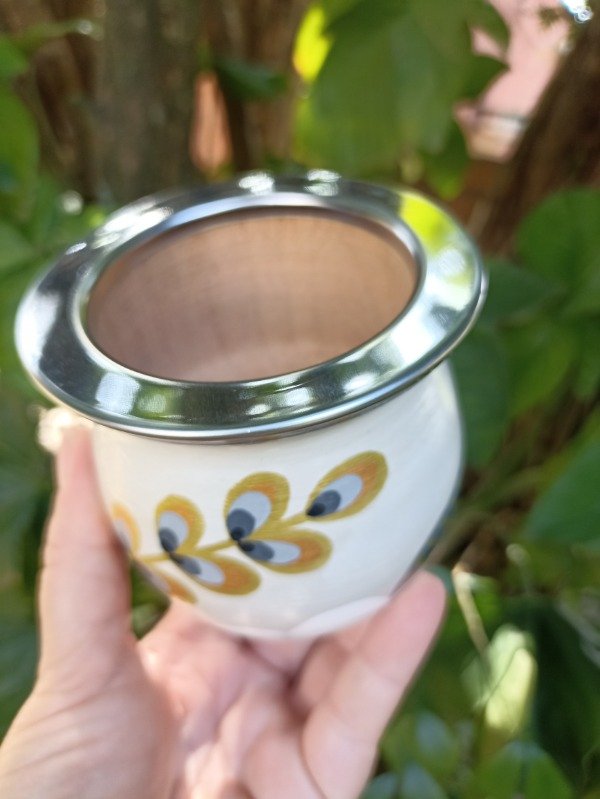 Producto - Mate camionero de algarrobo con virola de acero. Base tiza flores blancas - 1