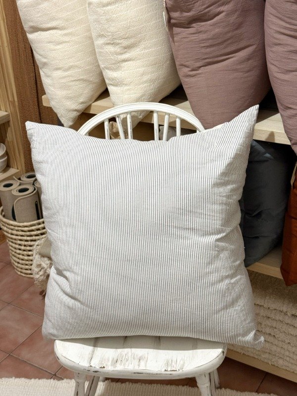 Producto - Almohadón Mil rayas gris 64x64cm.