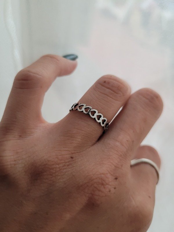 Producto - Anillo cintillo fino corazones de costado AQ