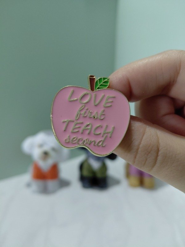 Producto - Pin metalizado - Love first, teach second #3120