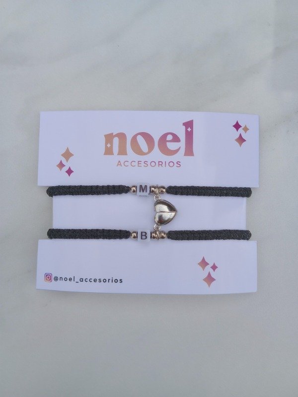 Producto - Pulseras para compartir con iniciales y dije de imán