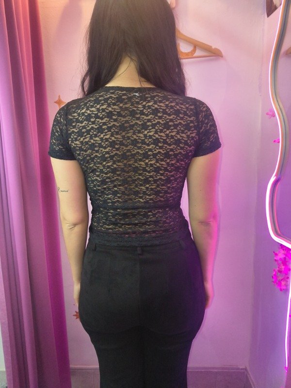 Producto - Top Negro de Encaje con Escote en V - 1