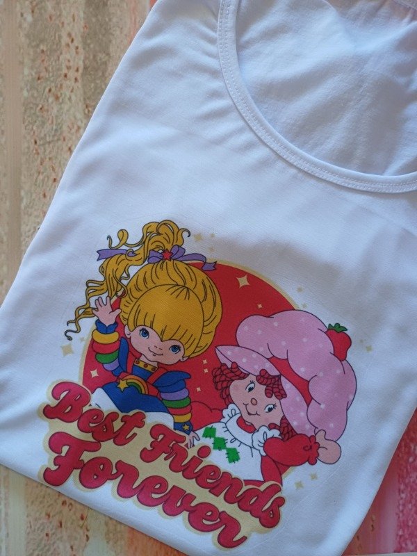 Producto - Remera Unisex Rainbow y Frutillitas 3