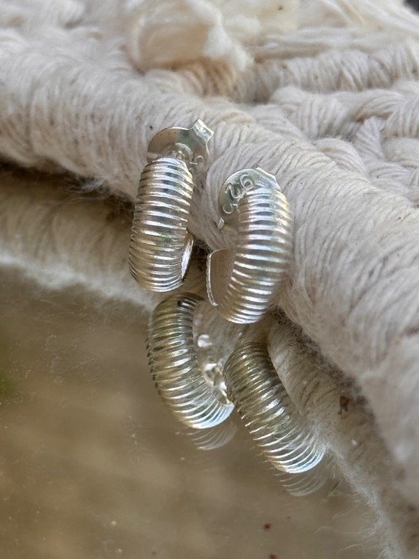Producto - Argollas huecas rayadas pequeñas