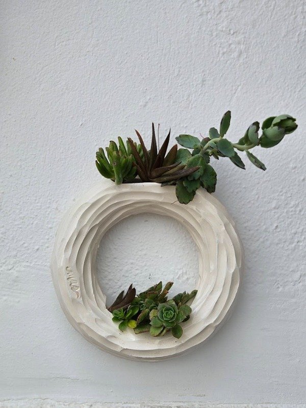 Producto - Maceta dona blanca con planta