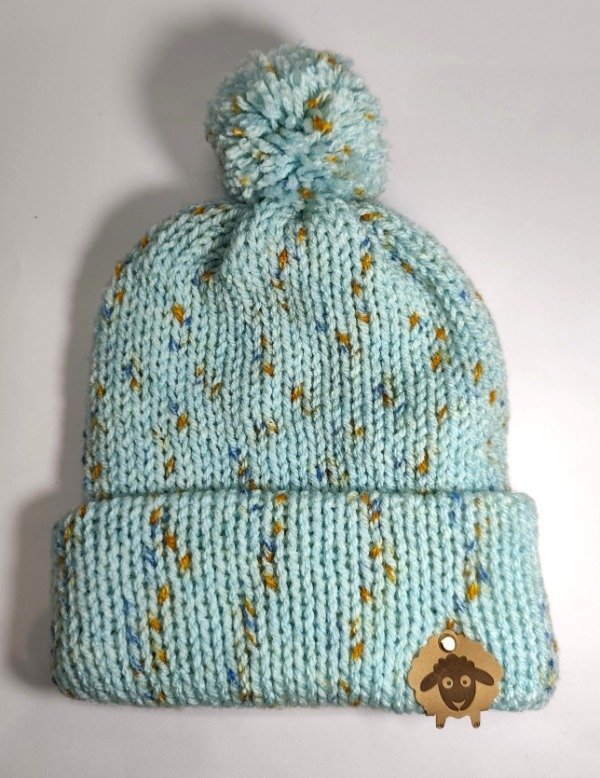 Producto - Gorro bebé tejido en tonos celeste con pintitas naranja y azul