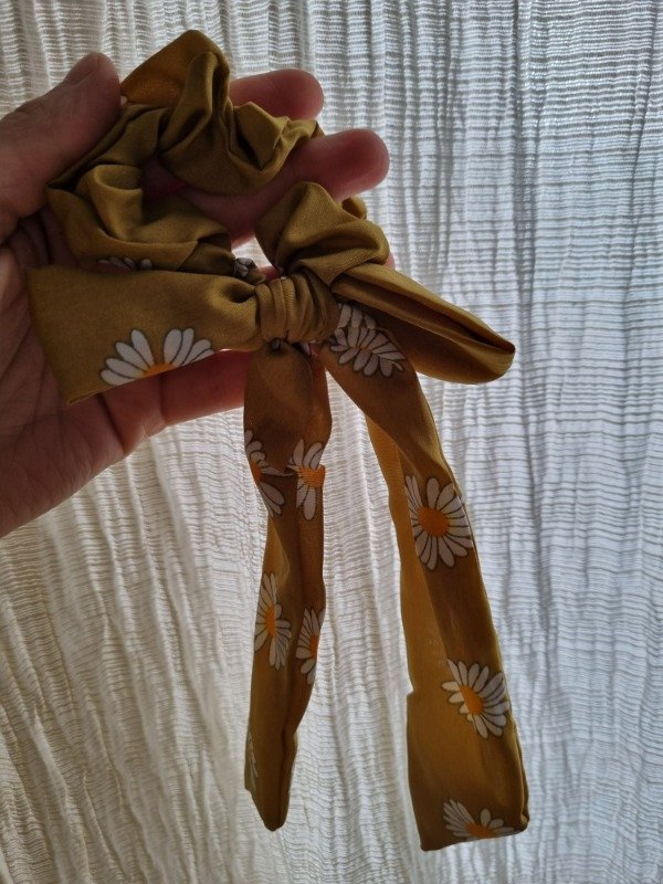 Producto - Scrunchie + lazo con margaritas mostaza