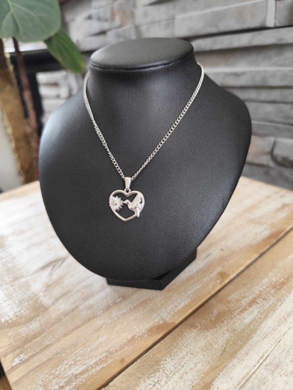 Producto - Collar colibrí flor. Acero quirúrgico.