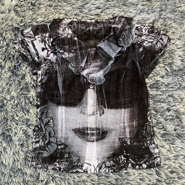 Producto - Y2K AOP blouse. Size: S/M