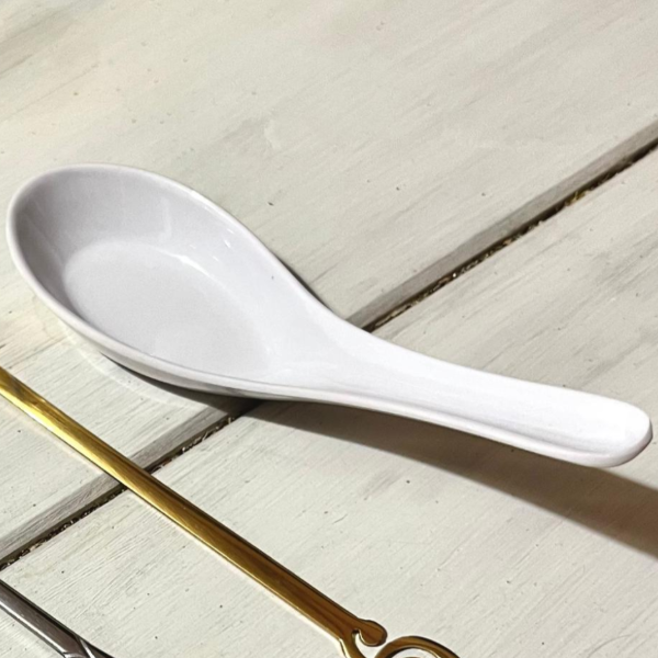 Producto - Cuchara plástica blanca para hebras