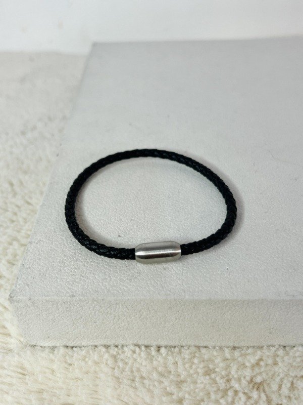 Producto - Pulsera tranzada con iman eco cuero