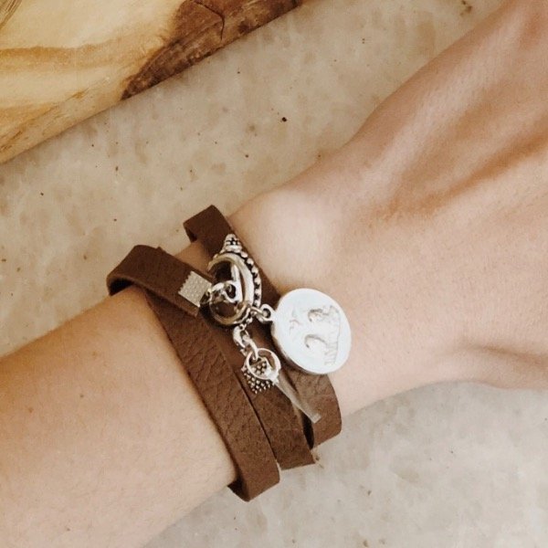 Producto - Pulsera de cuero con medalla a elección