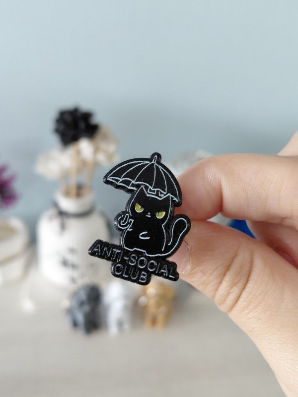 Producto - Pin metalizado - Michi "Anti-social club" #2444