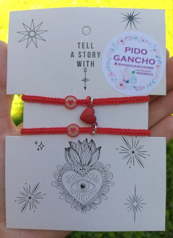Producto - Set de pulseras roja, con imán corazón, personalizadas.