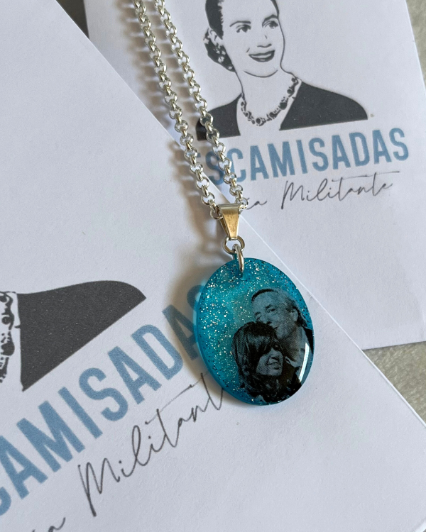 Producto - Dije azul Cristina y Néstor