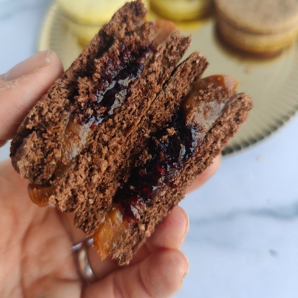 Producto - Alfajor de cacao con dulce de leche y corazón de frutos rojos