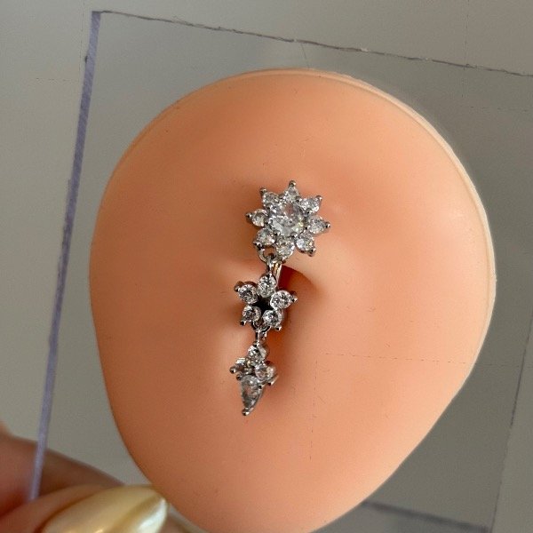 Producto - Piercing de ombligo colgante: flores inversa