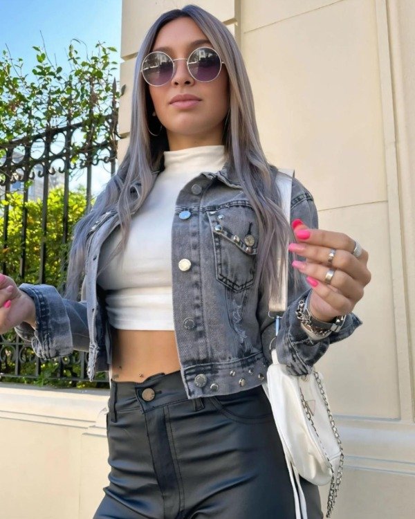 Producto - CAMPERITA DE JEANS MEDIO GRIS CORTA CON TACHAS EN BOLSILLO Y ABAJO - 0