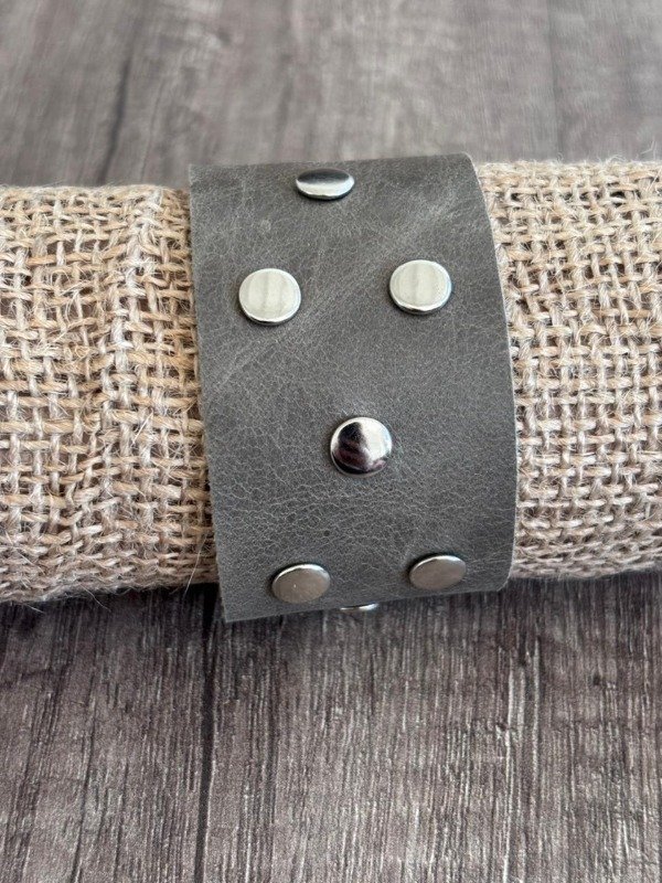 Producto - brazalete con tachas
