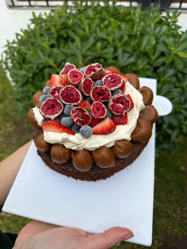 Producto - brownie con dulce de leche, crema y frutos rojos.