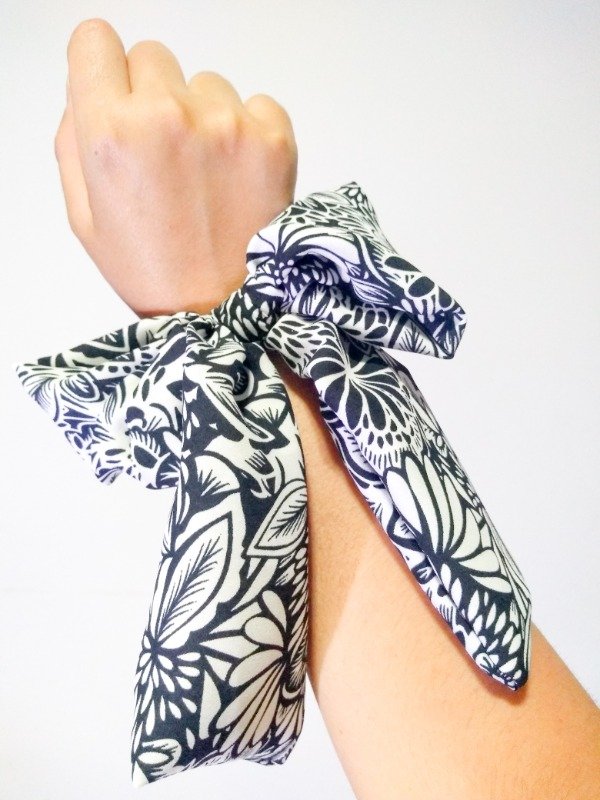 Producto - Moño con colita para el cabello flores blanco y negro