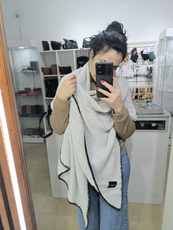 Producto - MANTON GRIS CON COSTURA NEGRA LAS OREIRO