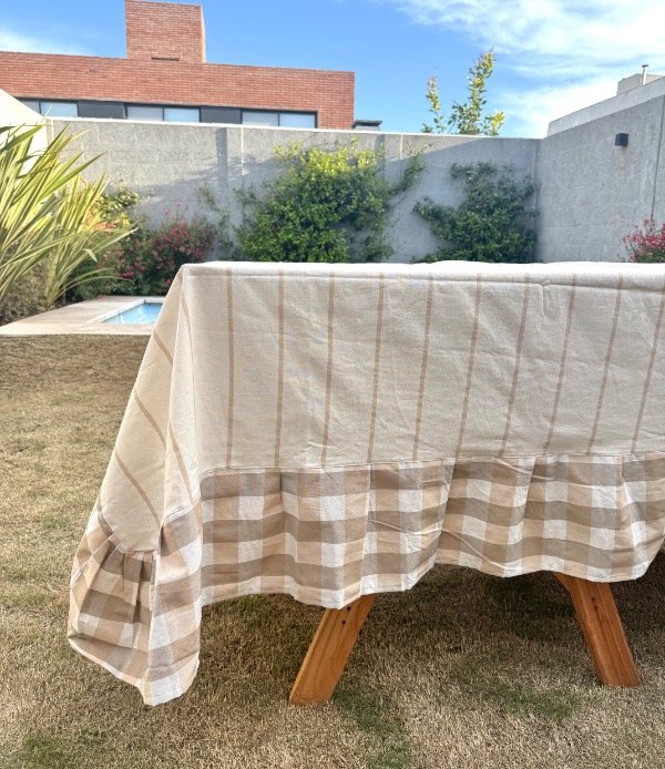 Producto - Mantel Tusor crudo con volados en picnic arena