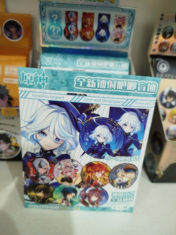Producto - PIN SORPRESA GENSHIN IMPACT + TARJETA