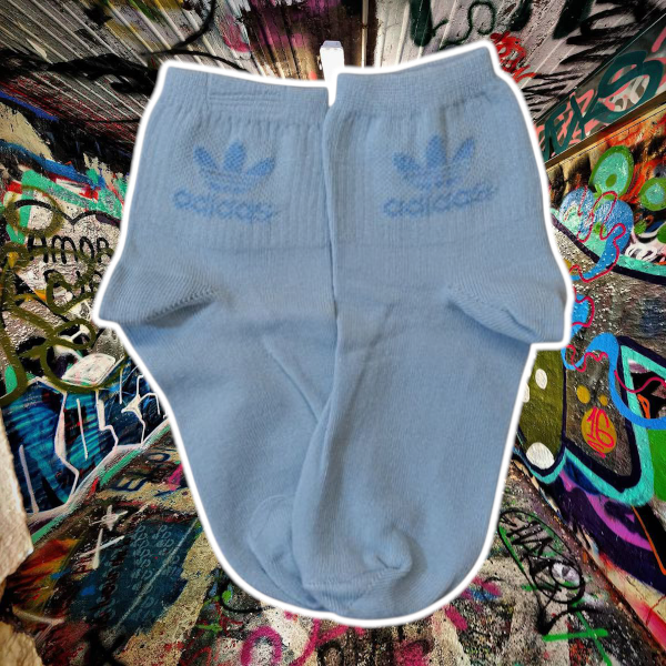 Producto - Adidas con logo celeste