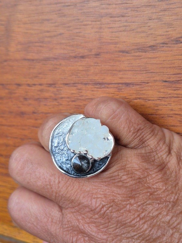 Producto - Anillo acero -piedritas blancas