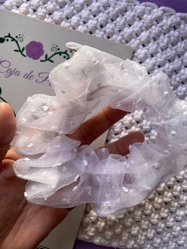 Producto - Scrunchie coquette blanca con lunar