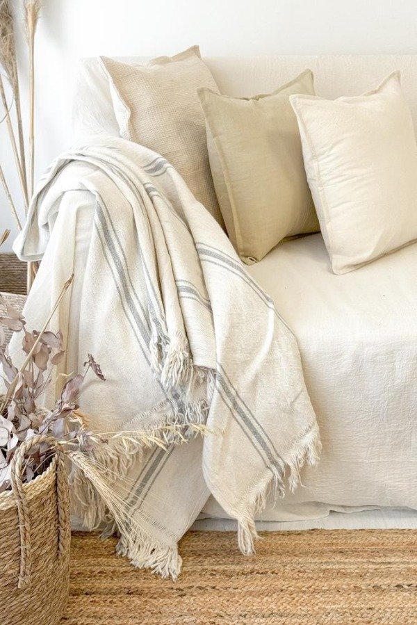 Producto - MANTA RUSTICA BEIGE CON RAYAS GRIS