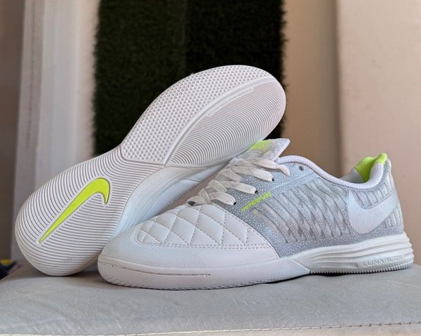 Producto - NIKE GATO gris amarillo