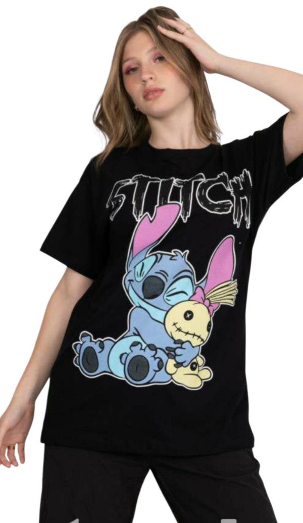 Producto - REMERA STITCH ABRAZANDO SU PELUCHE NOT ALONE NEGRA