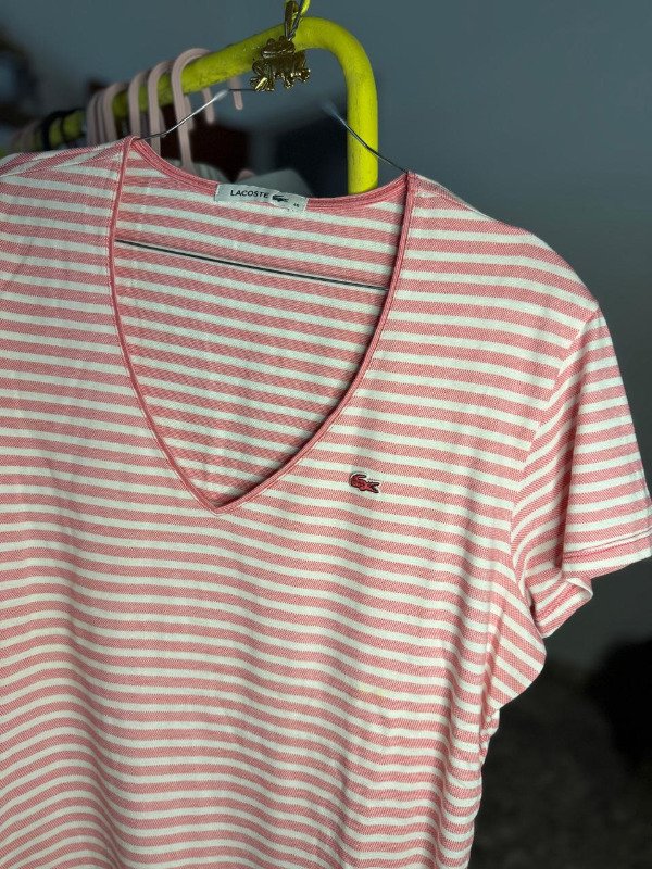 Remera Lacoste rayada rosa y blanca — imagen 2