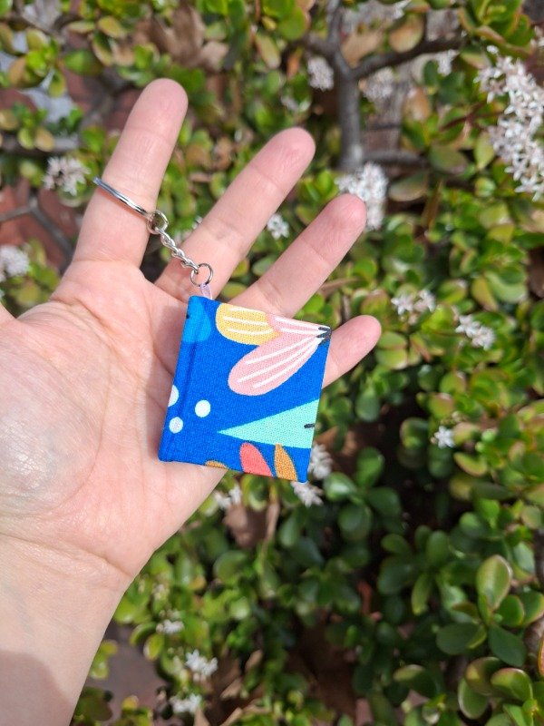 Producto - Llavero, cuaderno, flores azul- Hojas lisas