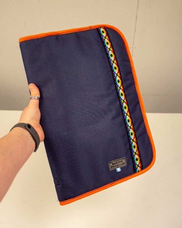 Producto - Funda tamaño OFICIO azul con borde naranja