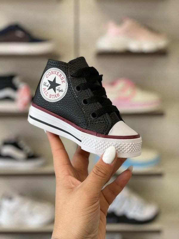 Producto - Zapatilla cuero negra con bordo