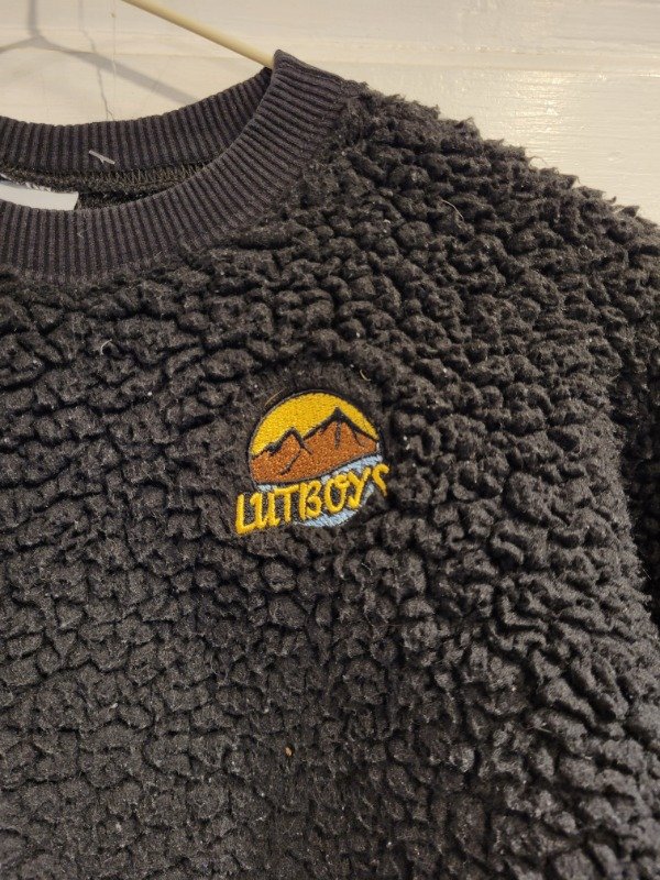 Producto - Buzo LE UTTHE negro de polar bordado- Talle 6 años- PRECIO: 10X - 1