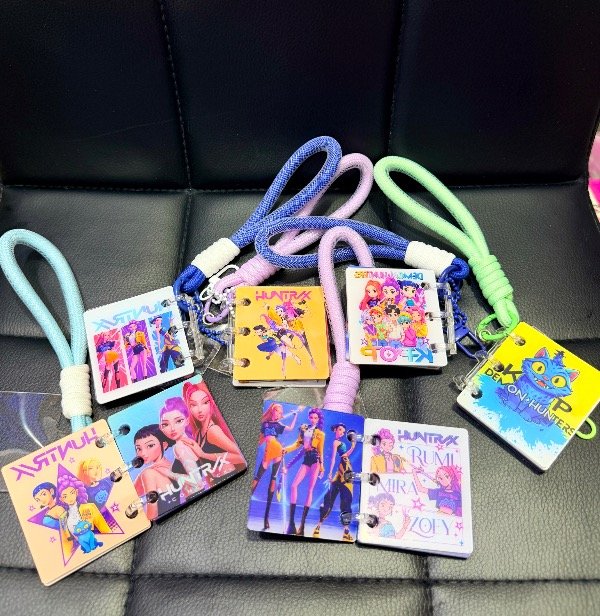 Producto - Llaveros librito fotos Guerreras K-pop