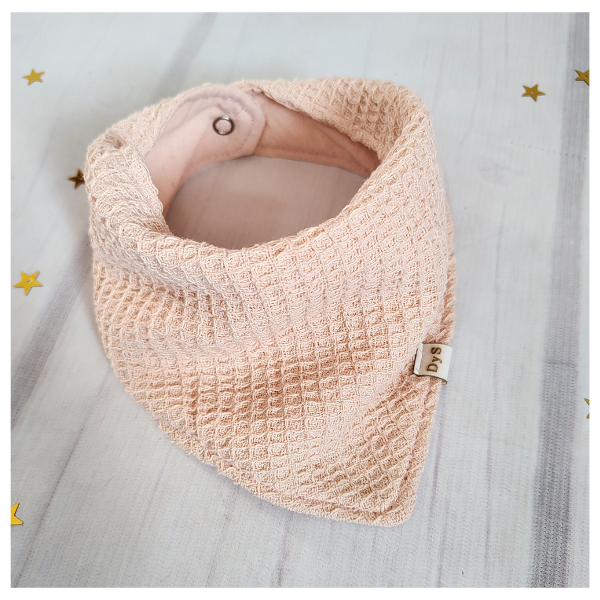 Producto - Babero Bandana REVERSIBLE WAFFLE ROSA CLARO