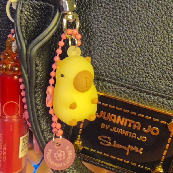 Producto - Keychain Capibara cambia de color con rayos UV - 1