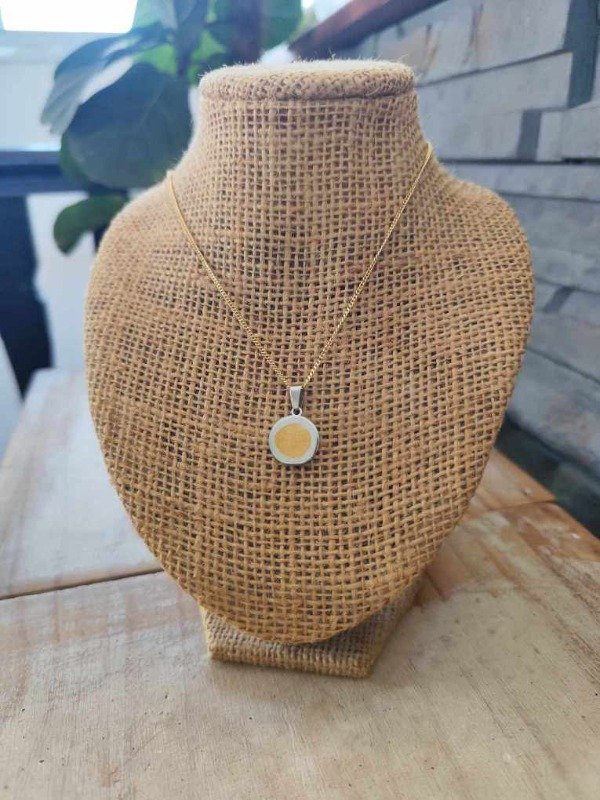 Producto - Collar san benito. Centro dorado. Acero dorado.