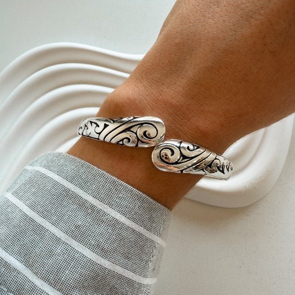 Producto - Brazalete con textura y detalles en negro plateado